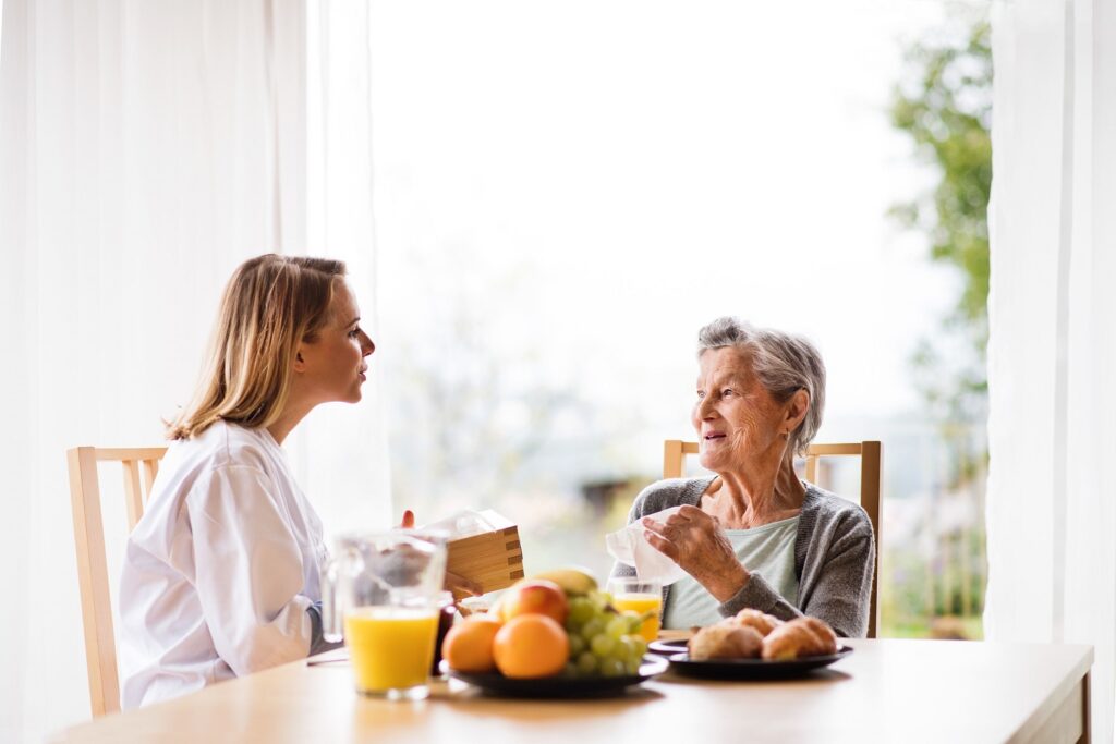 Personne âgée prenant son repas