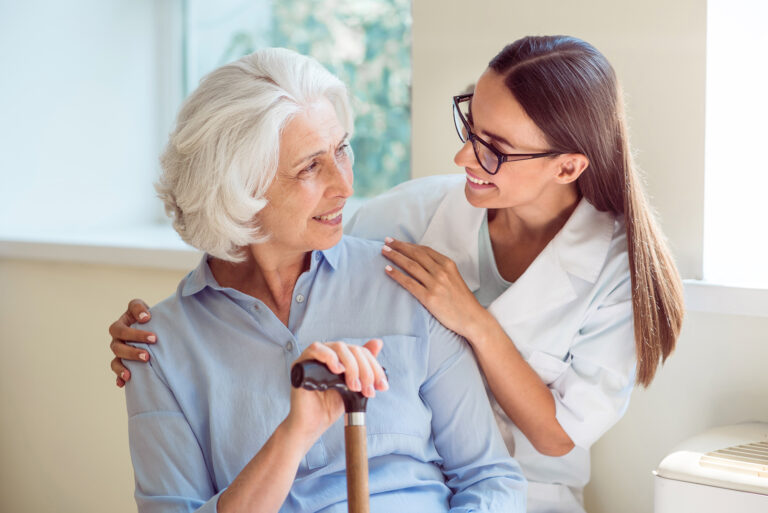 auxiliaire-de-vie-aide-domicile-des-personnes-g-e-ou-handicap-es